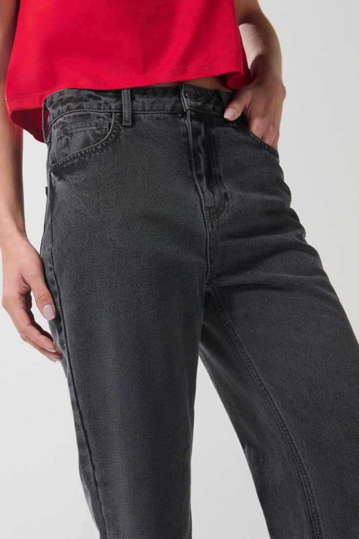 Jean 90´S bota recta gris oscuro con bolsillos y tiro alto