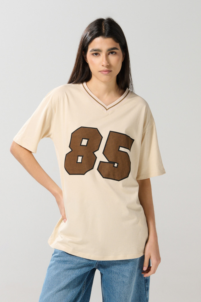 Camiseta kaki cuello V oversize con arte college numérico