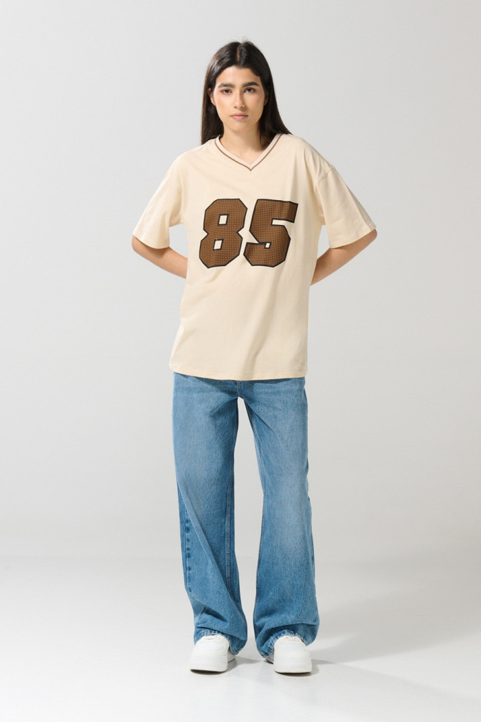 Camiseta kaki cuello V oversize con arte college numérico