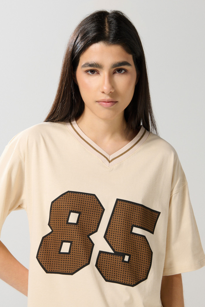 Camiseta kaki cuello V oversize con arte college numérico