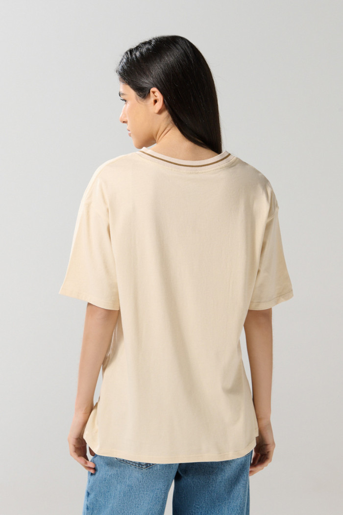 Camiseta kaki cuello V oversize con arte college numérico