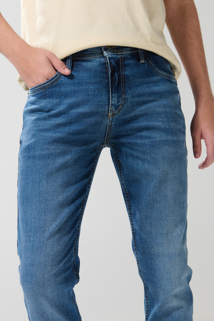 Jean skinny azul con tiro bajo, desgastes y ajuste ceñido