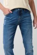 Jean skinny azul con tiro bajo, desgastes y ajuste ceñido
