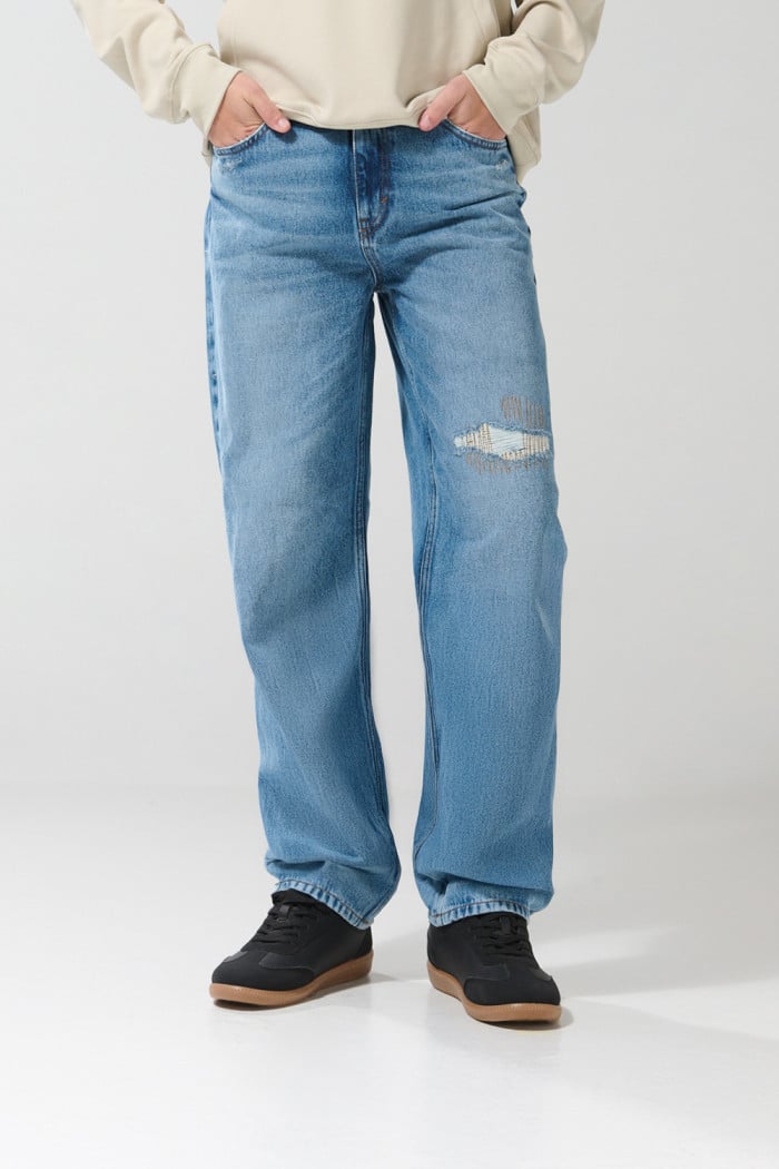 Jean 90´S bota ancha azul con tiro medio y rotos en frente
