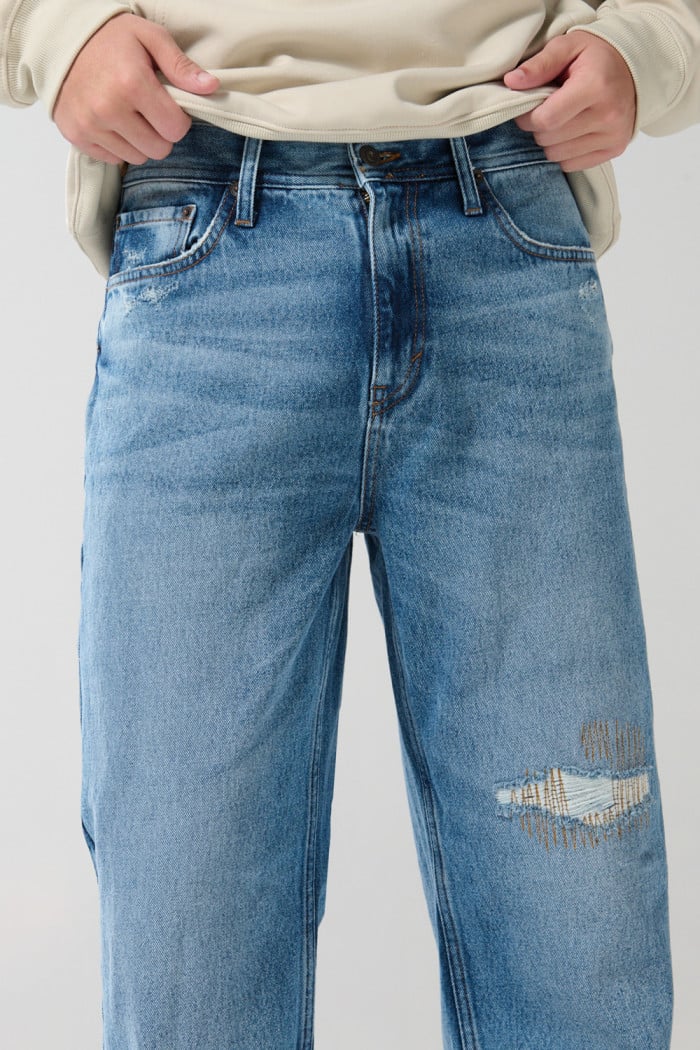Jean 90´S bota ancha azul con tiro medio y rotos en frente