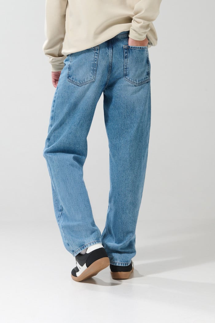 Jean 90´S bota ancha azul con tiro medio y rotos en frente
