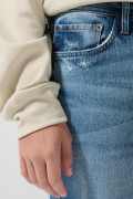 Jean 90´S bota ancha azul con tiro medio y rotos en frente