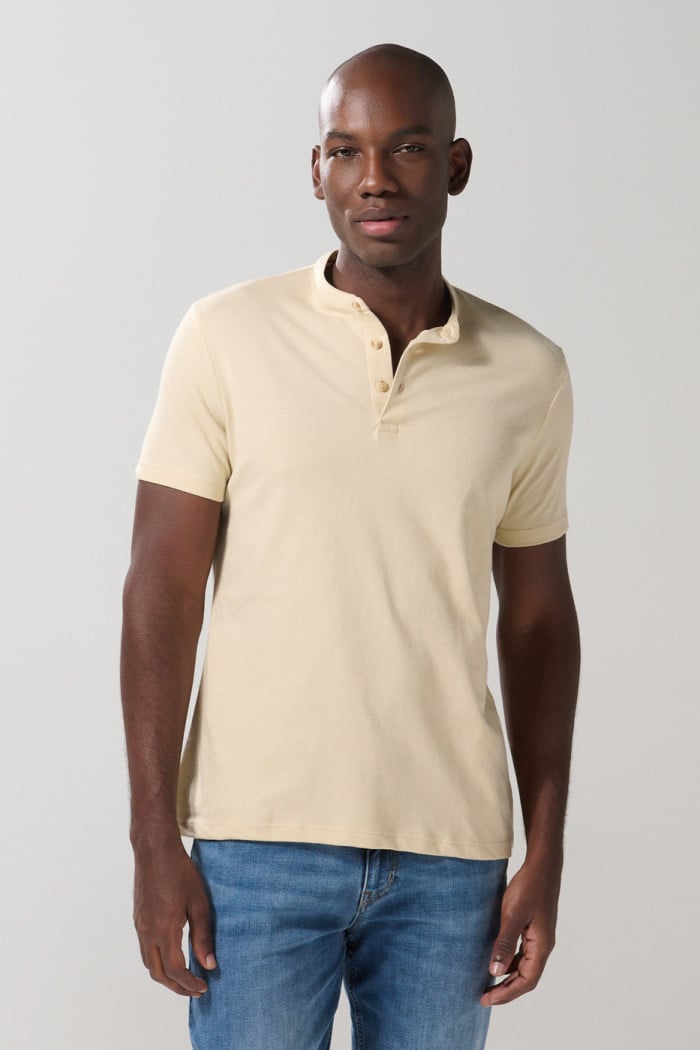 Camiseta polo cuello nerú kaki clara con manga corta