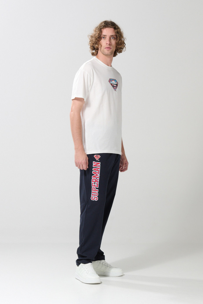 Pantalón jogger azul intenso con diseño de Superman