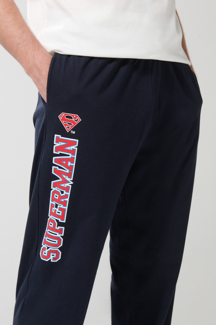 Pantalón jogger azul intenso con diseño de Superman