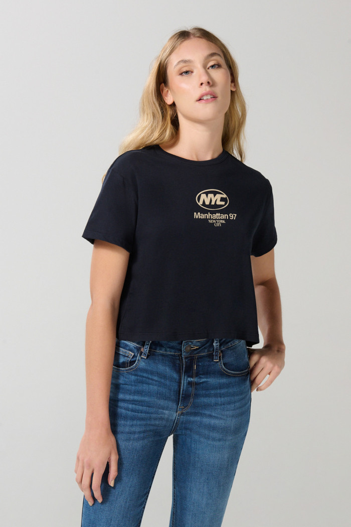 Camiseta crop top azul intensa con texto college