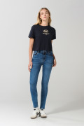 Camiseta crop top azul intensa con texto college