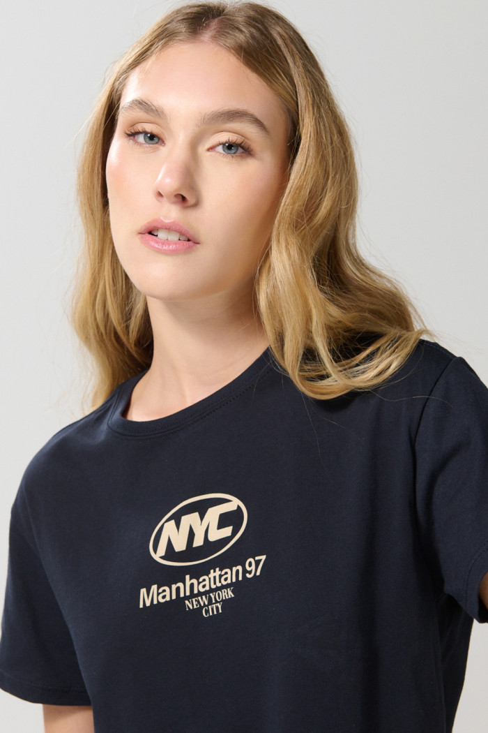 Camiseta crop top azul intensa con texto college
