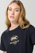 Camiseta crop top azul intensa con texto college