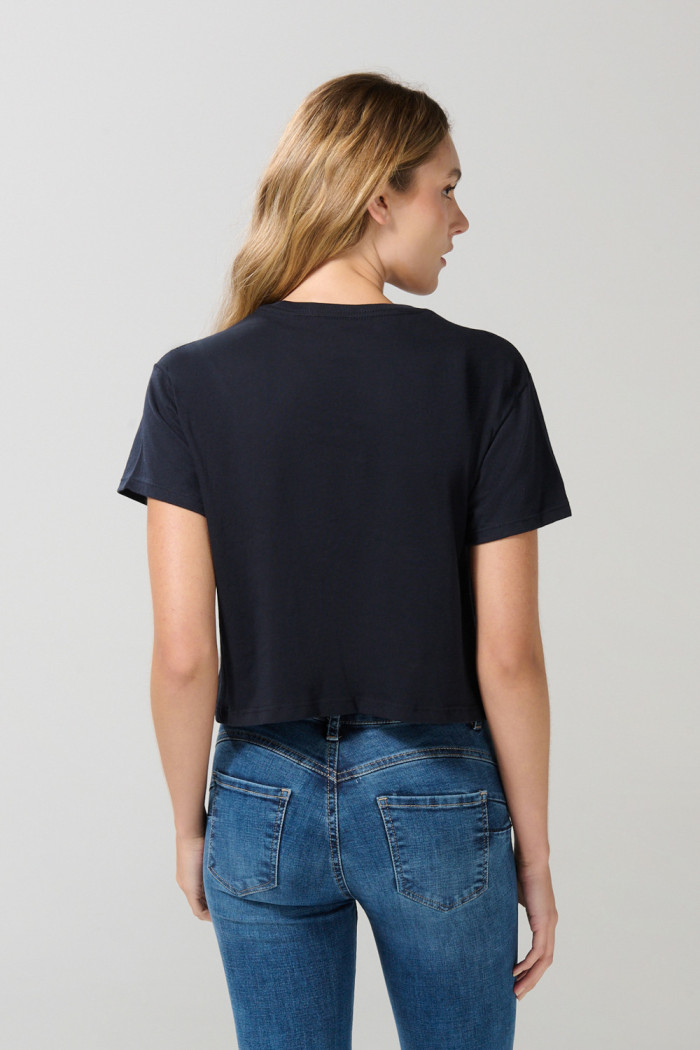 Camiseta crop top azul intensa con texto college