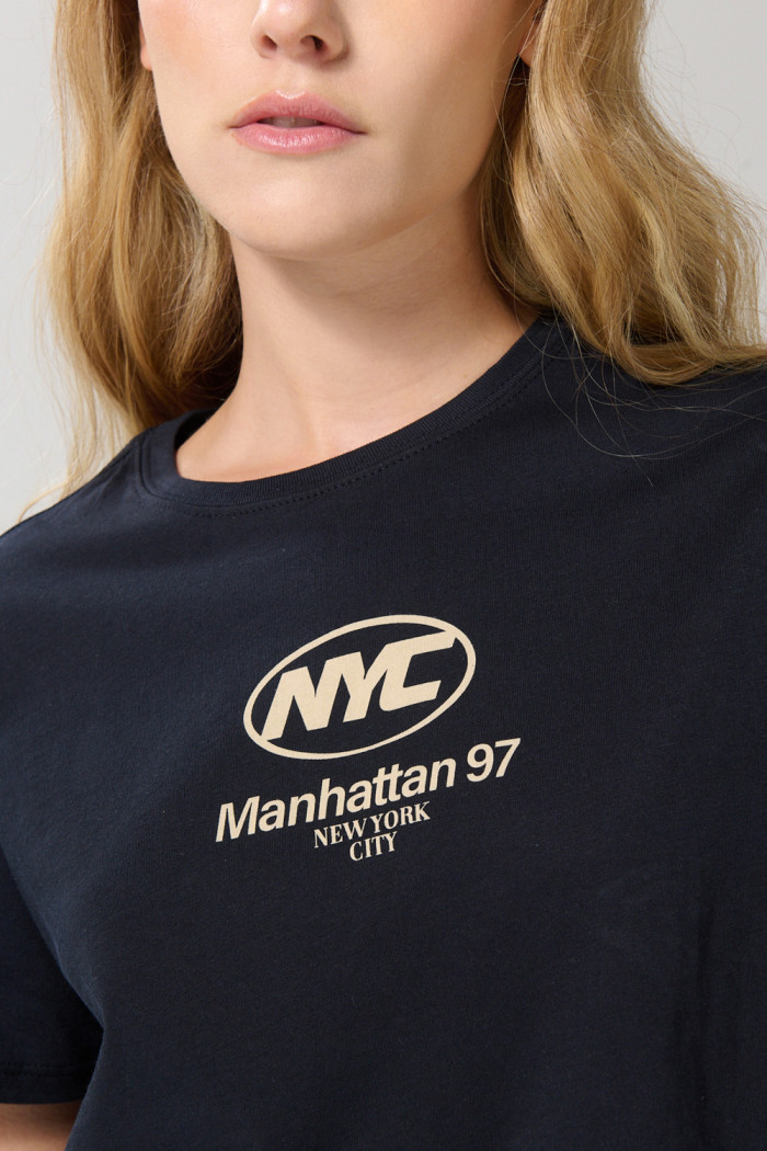 Camiseta crop top azul intensa con texto college