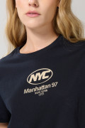 Camiseta crop top azul intensa con texto college