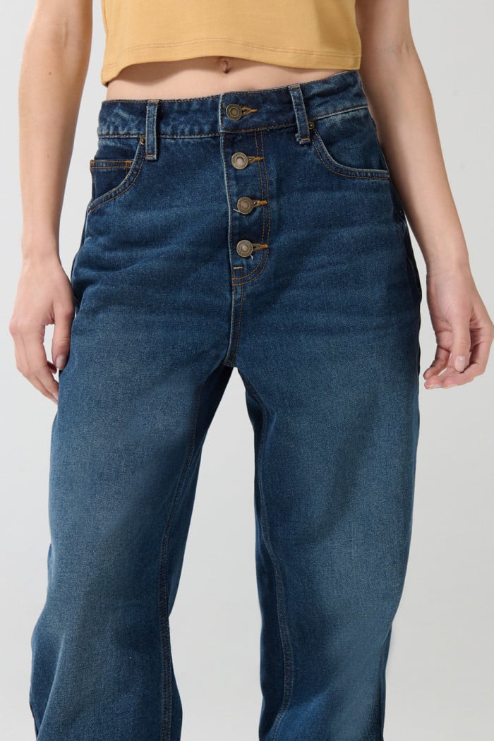Jean 90´S azul con tiro alto, bota recta y botones visibles