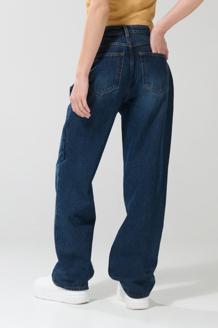 Jean 90´S azul con tiro alto, bota recta y botones visibles