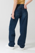Jean 90´S azul con tiro alto, bota recta y botones visibles