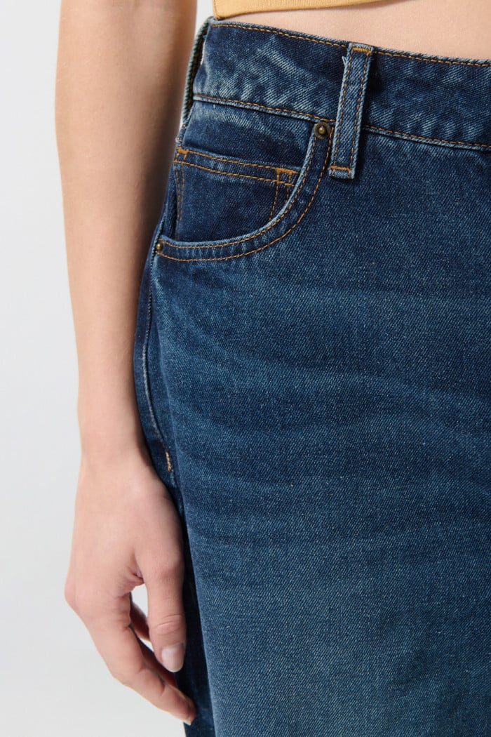 Jean 90´S azul con tiro alto, bota recta y botones visibles