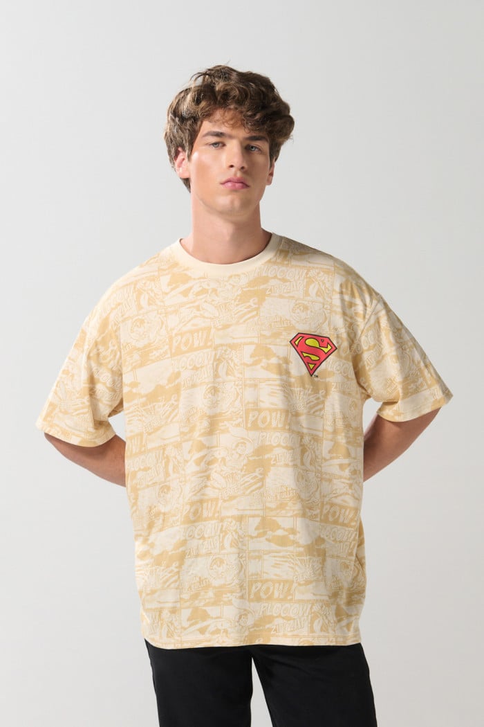 Camiseta kaki oversize cuello redondo con artes de Superman