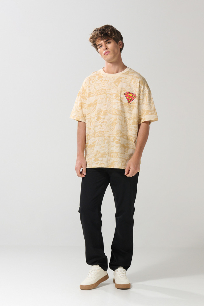 Camiseta kaki oversize cuello redondo con artes de Superman