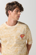 Camiseta kaki oversize cuello redondo con artes de Superman