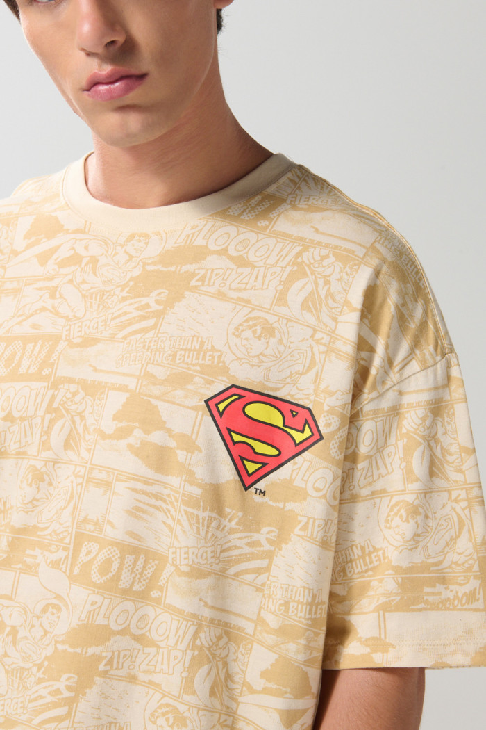 Camiseta kaki oversize cuello redondo con artes de Superman
