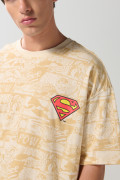 Camiseta kaki oversize cuello redondo con artes de Superman
