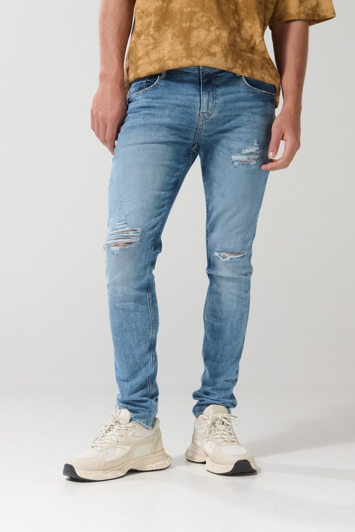 Jean skinny tiro bajo azul claro ajustado con rotos