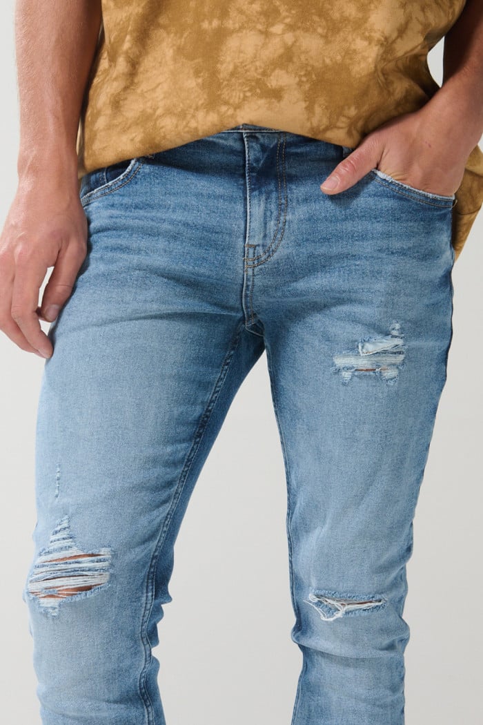 Jean skinny tiro bajo azul claro ajustado con rotos