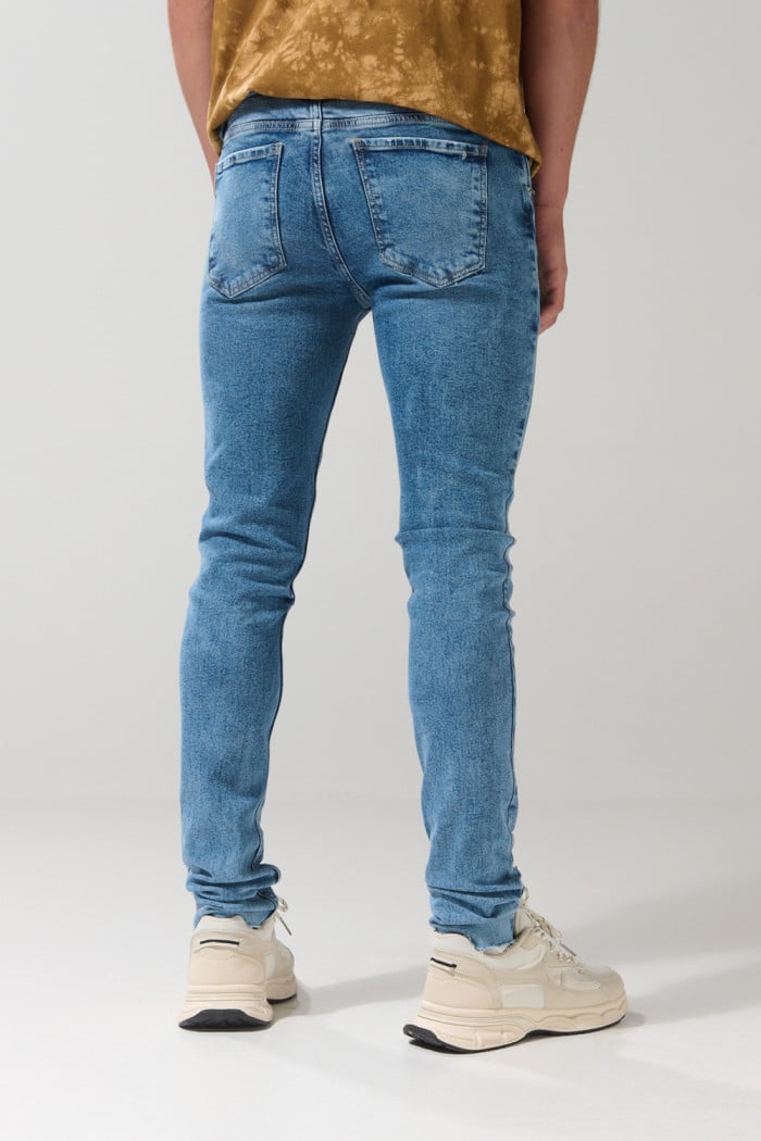 Jean skinny tiro bajo azul claro ajustado con rotos