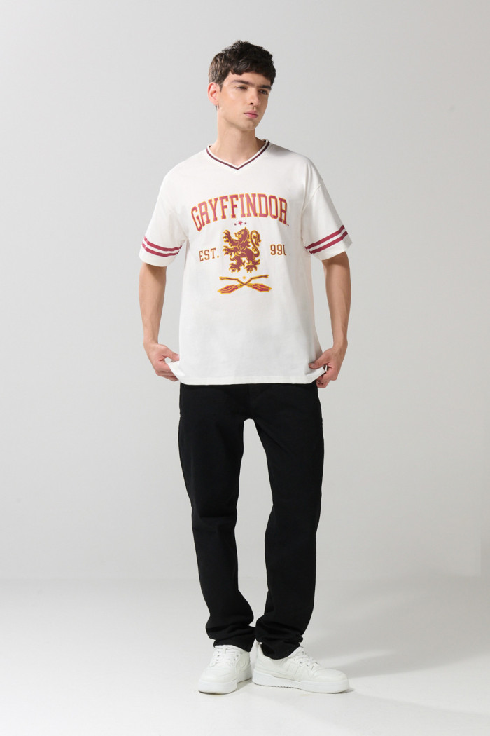 Camiseta cuello V oversize crema con arte de Harry Potter