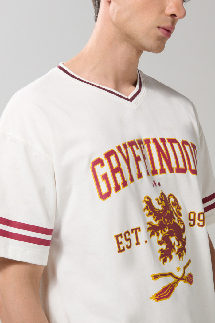 Camiseta cuello V oversize crema con arte de Harry Potter