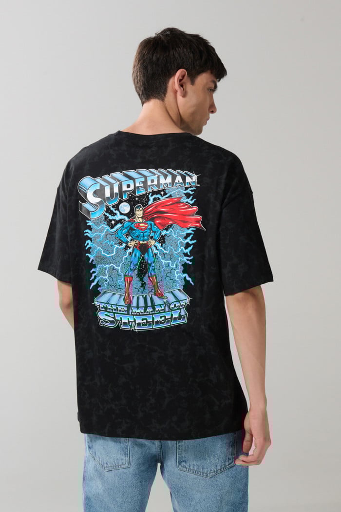 Camiseta oversize negra tie dye con artes de Superman