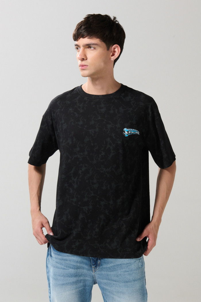 Camiseta oversize negra tie dye con artes de Superman