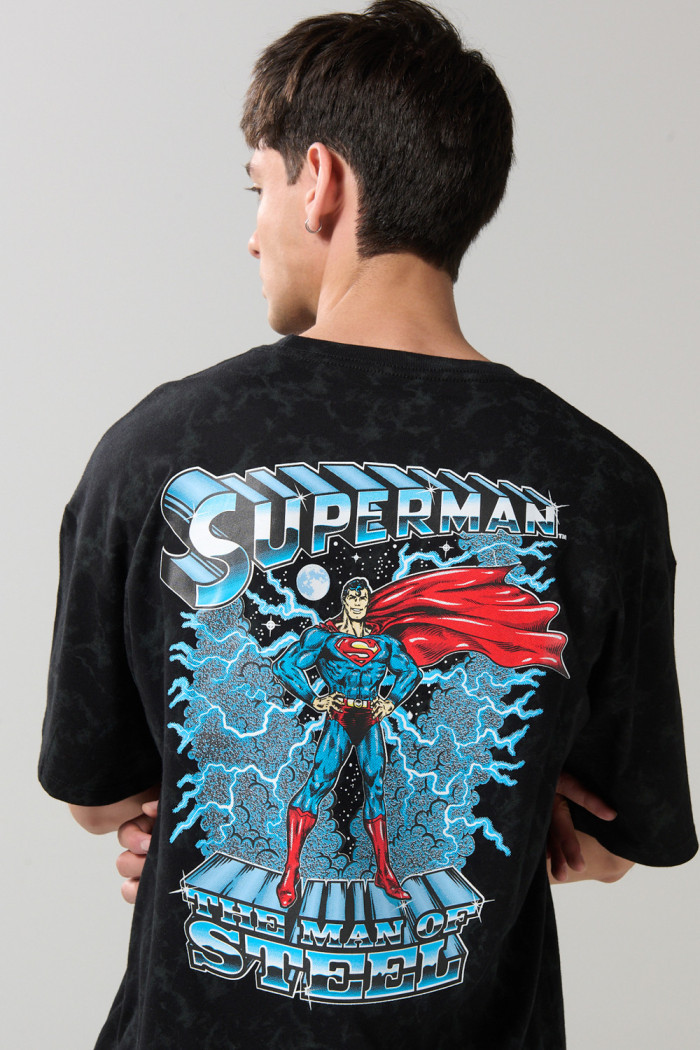 Camiseta oversize negra tie dye con artes de Superman