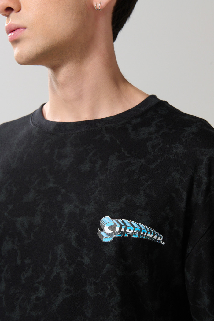 Camiseta oversize negra tie dye con artes de Superman