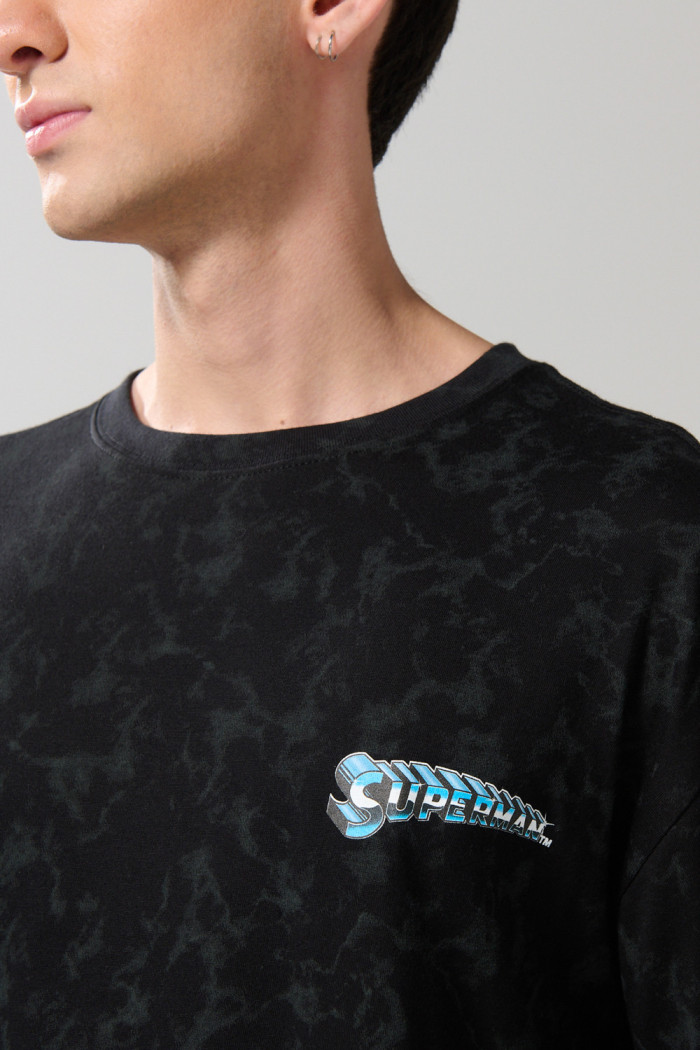Camiseta oversize negra tie dye con artes de Superman