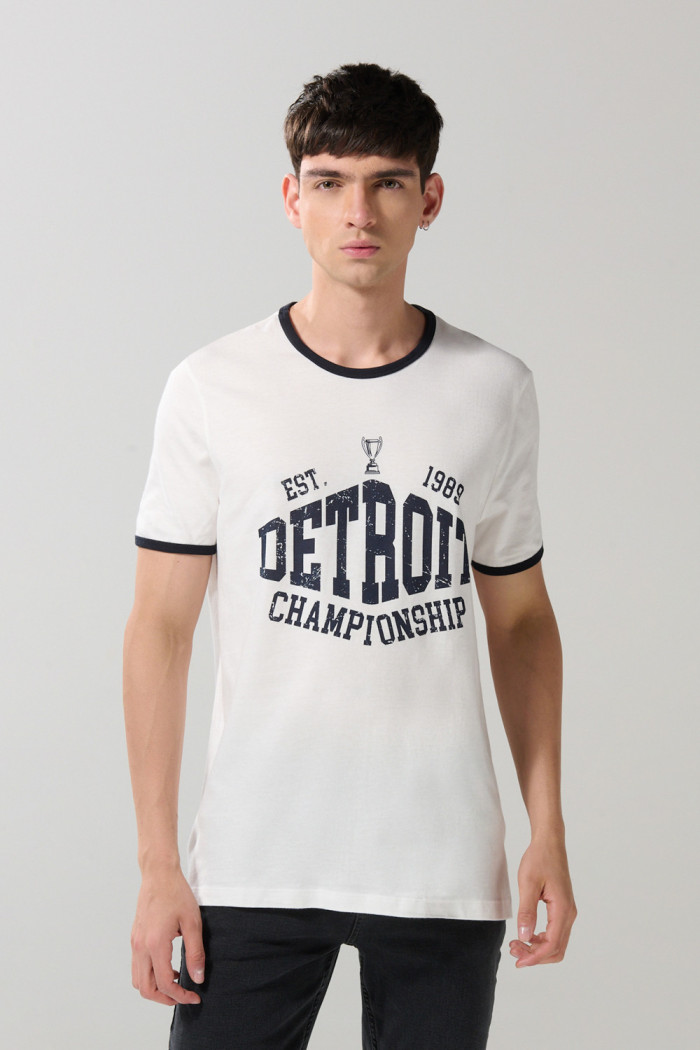 Camiseta unicolor con contrastes, arte college y manga corta