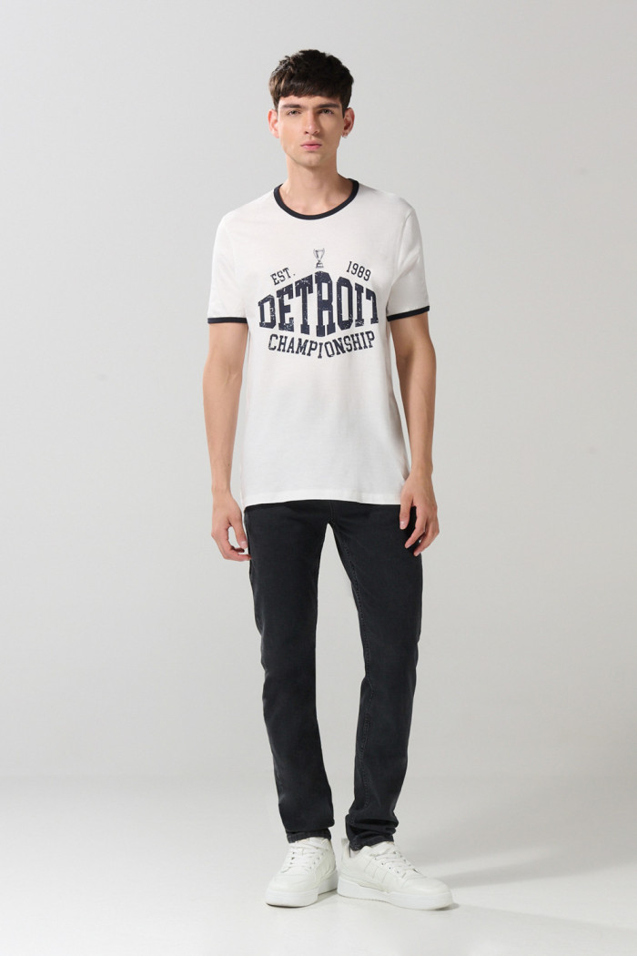 Camiseta unicolor con contrastes, arte college y manga corta