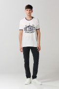 Camiseta unicolor con contrastes, arte college y manga corta
