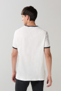 Camiseta unicolor con contrastes, arte college y manga corta