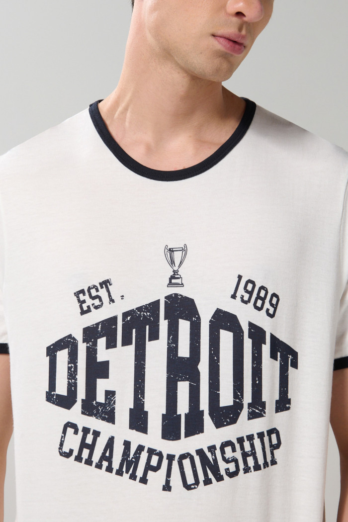 Camiseta unicolor con contrastes, arte college y manga corta
