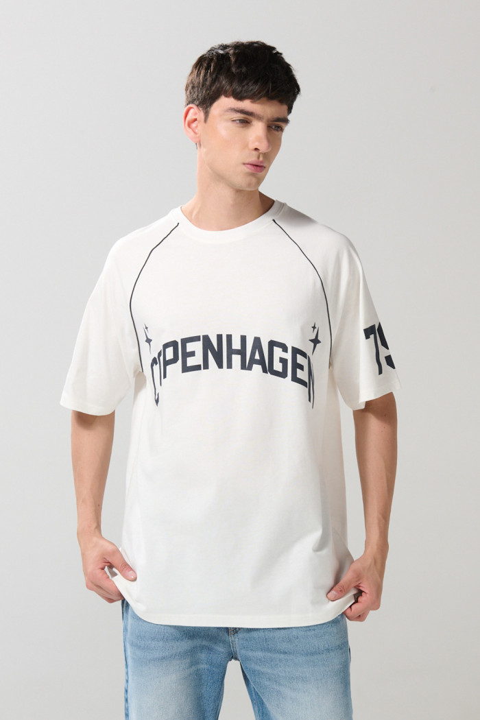 Camiseta crema college oversize con manga ranglan corta