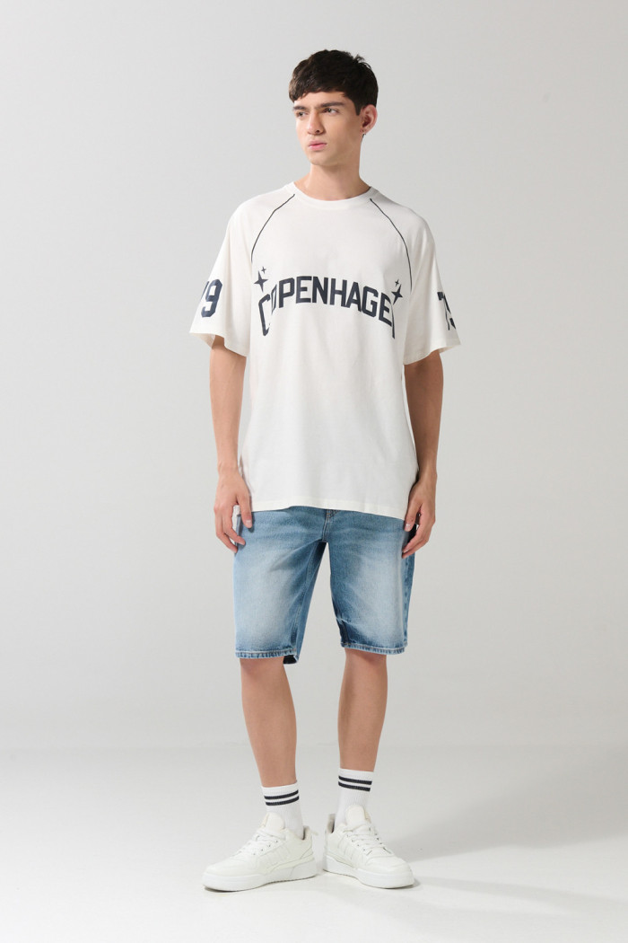 Camiseta crema college oversize con manga ranglan corta