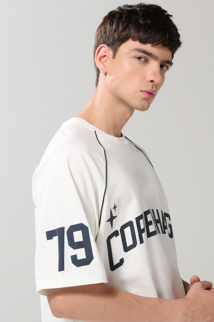 Camiseta crema college oversize con manga ranglan corta