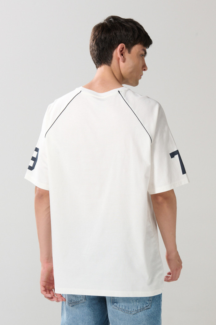 Camiseta crema college oversize con manga ranglan corta
