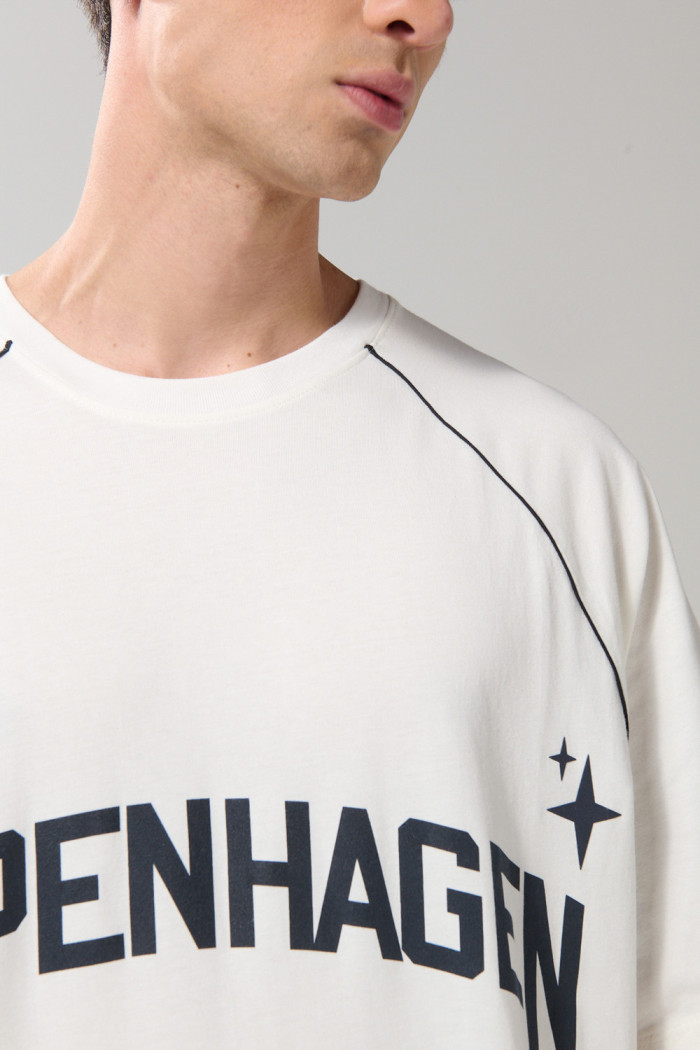 Camiseta crema college oversize con manga ranglan corta